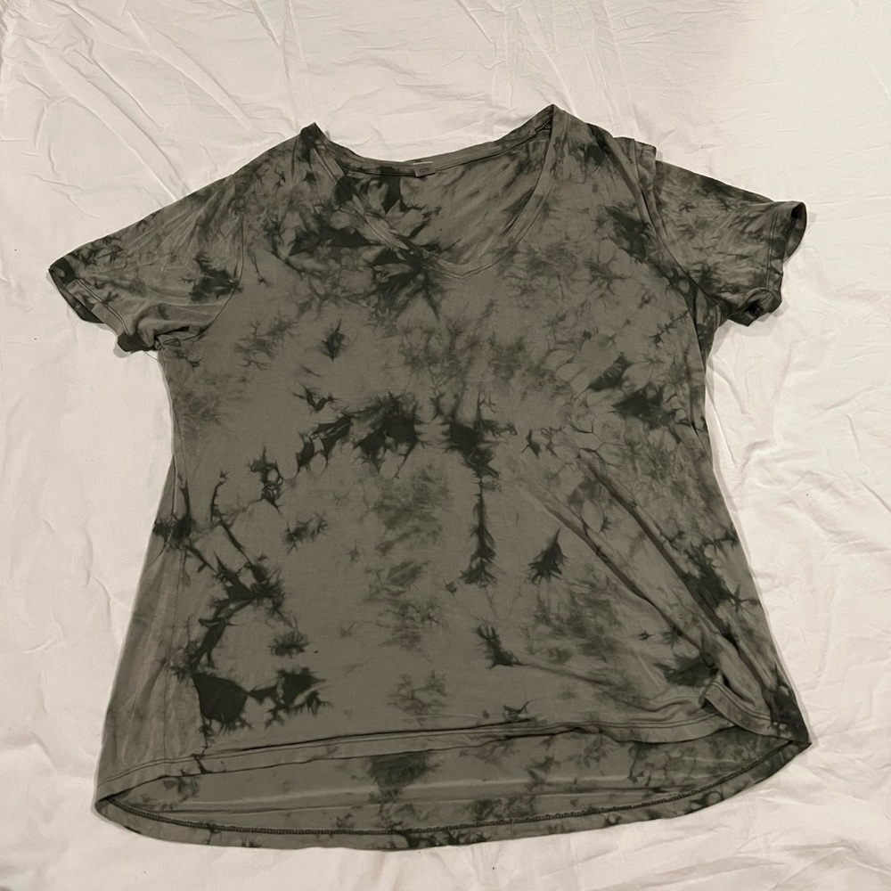 v neck tshirt bundle! Seperate or all together, size large, never worn!